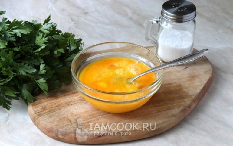 नाश्त्यासाठी कांदे आणि स्वयंपाकात वापरण्याची डुकराची चरबी असलेली जटिल स्क्रॅम्बल्ड अंडी