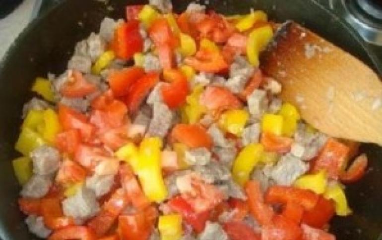 Step-by-step recipe for making a delicious meat pie in the oven Inexpensive meat pie recipe