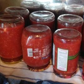 Jednoduchý recept s fotografií krok za krokem vaření na zimu konzervovaného rajčatového dresingu doma