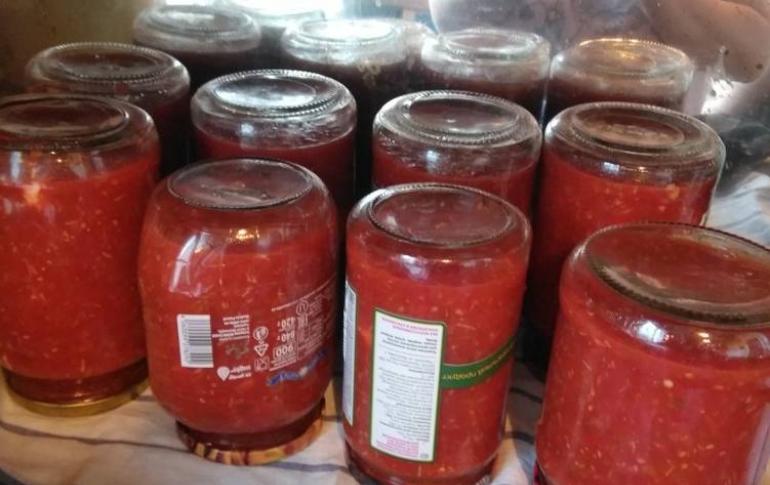 Jednoduchý recept s fotografiemi krok za krokem, jak si doma připravit zálivku z konzervovaných rajčat na zimu