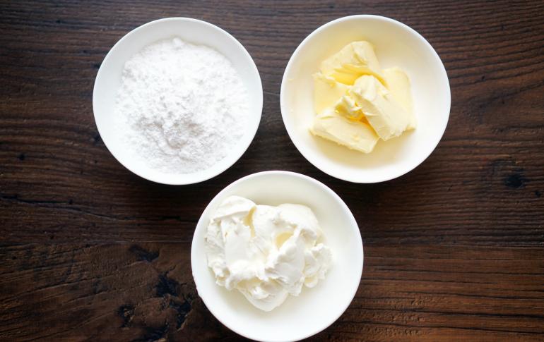 Kuinka tehdä rahkakermaa sokerikakkua varten