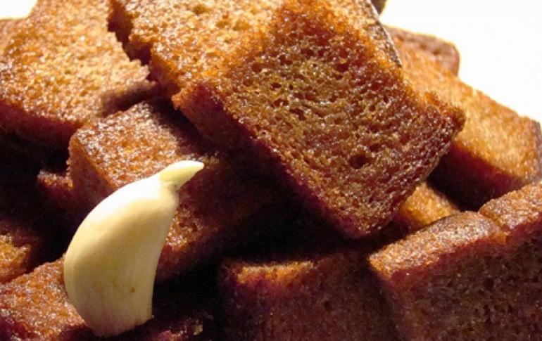 Brown bread croutons with garlic and more
