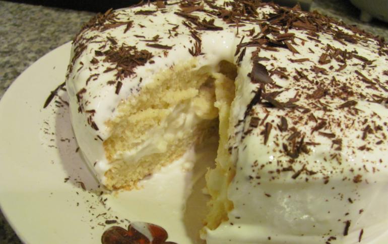 खट्टा क्रीम के साथ घर का बना केक
