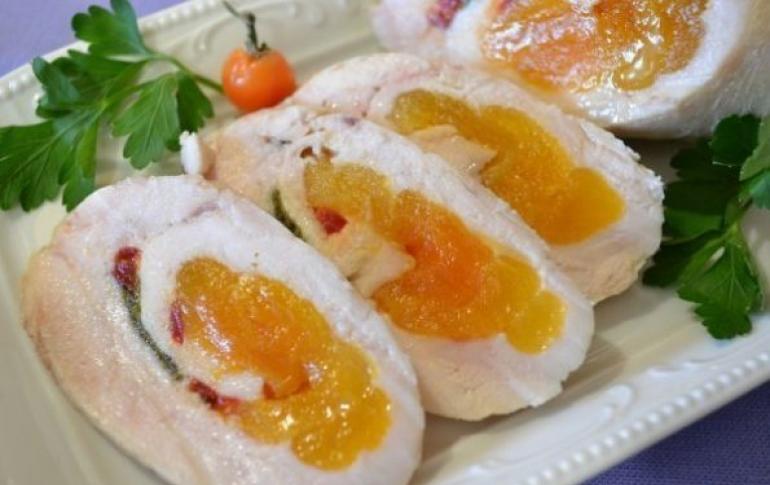 Kuřecí roláda se sušenými meruňkami - recept s fotografií krok za krokem